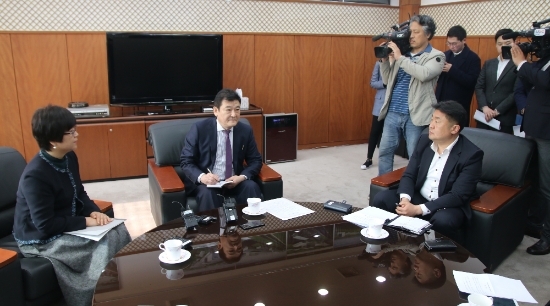 23일 금호타이어 일반직 대표단과 더블스타 차이용썬 회장이 광주공장에서 면담을 하는 모습. 사진=금호타이어.
