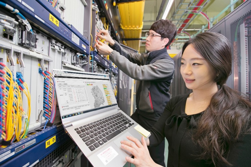 △KT 혜화지사에서 직원들이 ‘다기종 전송망 투자 설계 자동화’ 솔루션을 테스트하고 있다