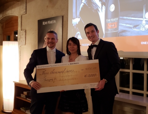 오연정 바텐더(가운데)와 레미마틴 글로벌 바텐딩 컴피티션 관계자들이 기념촬영을 하고 있다. 아영FBC 제공