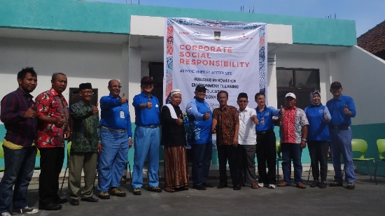 신은주 포스코에너지 인도네시아 부생가스발전소 법인장(왼쪽 다섯 번째)과 임직원, 마을주민이 안전한 봉사활동을 기원하며 기념촬영을 하고 있다. 사진=포스코에너지.