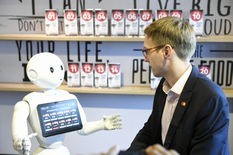 △마스터카드 관계자가 로봇을 통해 피자를 주문하고 결제하는 모습을 시연하고 있다./사진=마스터카드