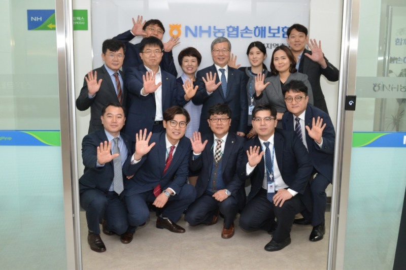 △오병관 대표(사진 두 번째줄 왼쪽 네 번째)와 임직원들이 간담회 실시 후, 농가소득 5천만원을 기원하며 기념촬영을 하고 있다. / 사진=NH농협손해보험