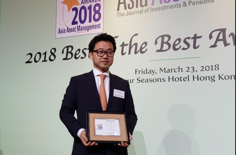 DGB자산운용 김홍곤 상무가 2018 베스트 오브 더 베스트 어워즈 시상식에서 `2018 대한민국 올해의 주식펀드 매니저‘상을 수상했다.
