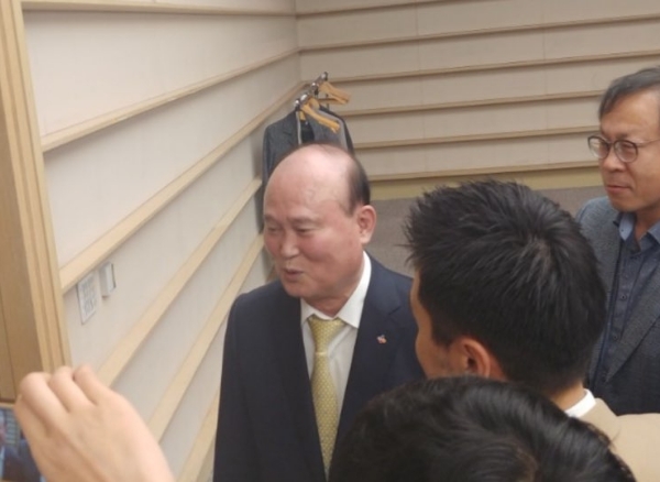 이채욱 CJ 부회장이 27일 서울 중구 필동 CJ인재원에서 열린 제65기 정기 주주총회를 마치고 기자들의 질문에 답하고 있다. 신미진기자