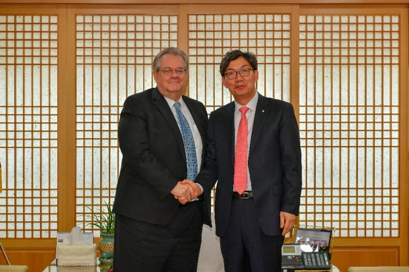 이대훈 NH농협은행장이 26일 서울시 서대문구 NH농협은행 신관에서 제프리 존스 주한 미국상공회의소 이사장과 상호 협력방안에 대해 논의했다. / 사진= NH농협은행