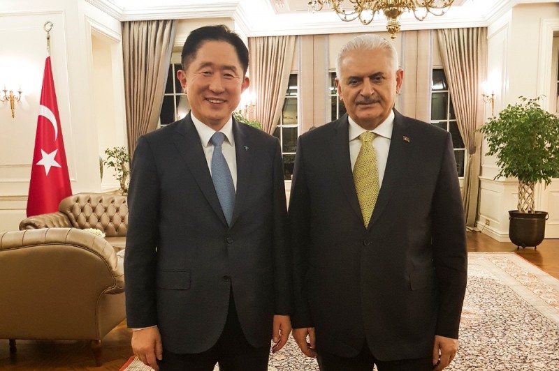 이진국 하나금융투자 사장(왼쪽)이 비날리 을드룸 터키 총리와 기념 촬영을 하고 있다.