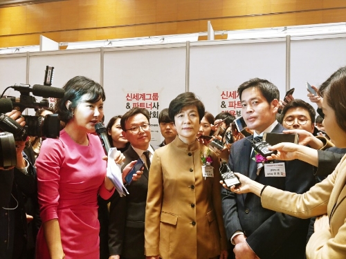 정용진 신세계그룹 부회장(맨 오른쪽)이 28일 서울 코엑스에서 열린 신세계그룹 채용박람회에서 기자들의 질문에 답하고 있다. 신미진기자 
