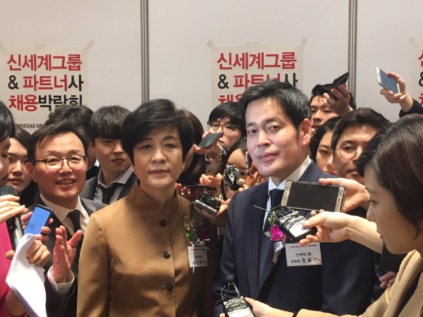 정용진 신세계그룹 부회장(맨 우측)이 28일 서울 코엑스에서 열린 신세계그룹 채용박람회에서 기자들의 질문에 답하고 있다. 신미진기자