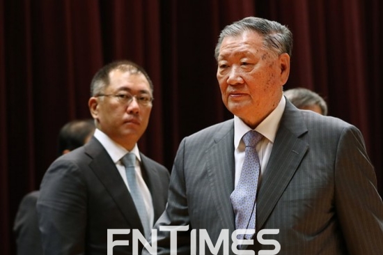 정몽구(오른쪽) 현대자동차그룹 회장, 정의선 현대자동차 부회장. 사진=현대차그룹.