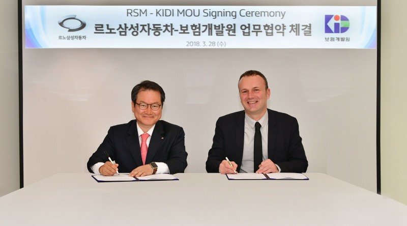 △보험개발원 성대규 원장 (좌), 르노삼성자동차 도미닉 시뇨라 대표이사 (우) / 사진=보험개발원