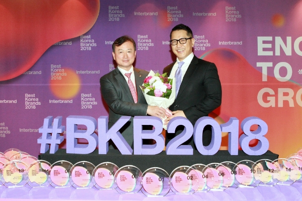 조수형 우리은행 소비자브랜드그룹 그룹장(사진 왼쪽)이 지난 27일 서울시 용산구 그랜드하얏트호텔에서 열린 ‘2018 베스트 코리아 브랜드’ 행사에서 문지훈 인터브랜드 한국법인대표와 기념촬영을 하고 있다. / 사진= 우리은행