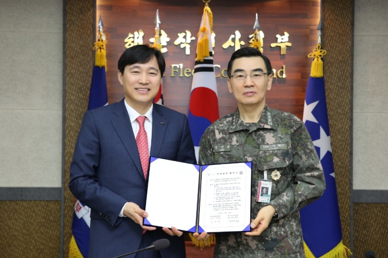 △사진: 이병래 한국예탁결제원 사장(왼쪽)-정진섭 해군작전사령부 사령관