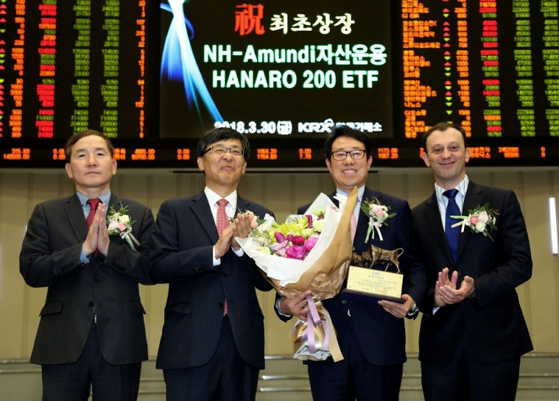 상장기념패 전달 후 기념촬영. (왼쪽부터) 권오현 한국거래소 유가증권시장본부장보, 이은태 한국거래소 유가증권시장본부장, 박규희  NH-Amundi자산운용 대표이사, 크리스티앙 마턴  NH-Amundi자산운용 부대표