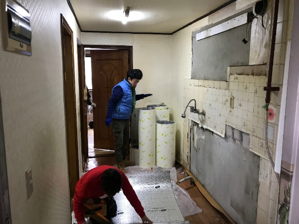 롯데건설 '샤롯데봉사단'은 지난 21일 서울 금천구에 위치한 취약계층의 주거환경 개선공사를 펼쳤다. 사진=롯데건설.