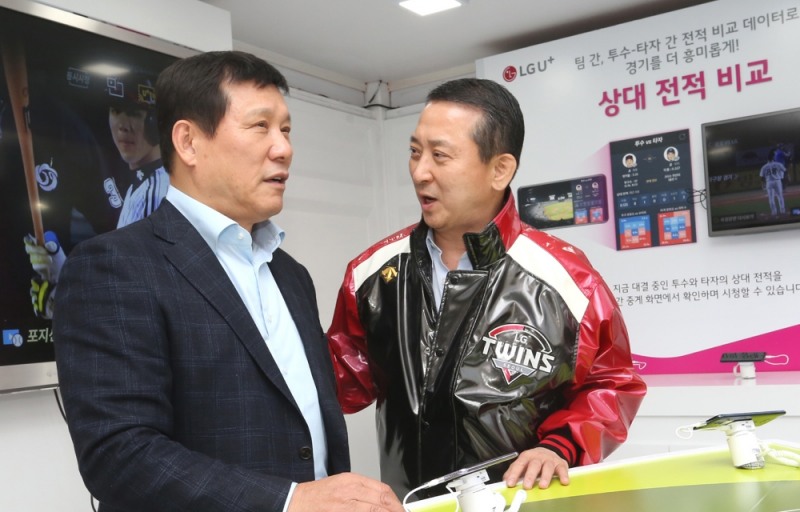 △권영수 부회장(오른쪽)이 허구연 야구해설위원과 잠실야구장에 설치된 U+프로야구 체험부스에서 서비스를 이용해보며 의견을 나누고 있는 모습
