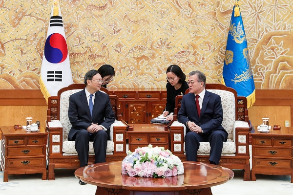 문재인 대통령이 30일 청와대 접견실에서 양제츠 중국 외교담당 정치국 위원과 환담을 나누고 있다. 청와대 제공