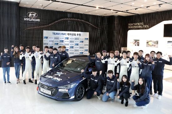 ‘TEAM HMC’ 2기 발대식에서 이광국 현대자동차 국내영업본부장(가운데줄 오른쪽에서 다섯번째), 현대모터클럽 동호회에서 드라이버로 레이싱팀 ‘TEAM HMC’ 드라이버들, 현대모터클럽 동호회장, 현대자동차 임직원 등 관계자들이 기념 촬영을 하고 있는 모습. 사진=현대자동차.