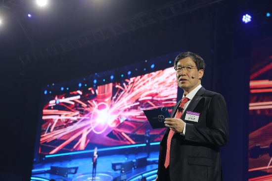 1일 권오준 회장이 CEO 미래비전 발표를 통해 100년 기업경영철학, 새로운 미션과 비전, 그룹 4대 전략 방향 등을 발표하고 있는 모습. 사진=포스코.