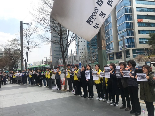 2일 이마트 구로점 앞에서 마트산업노동조합 관계자들과 지난달 31일 사망한 A씨의 동료 직원들이 이마트의 초기대응을 규탄하는 대회를 열고 있다. 신미진기자