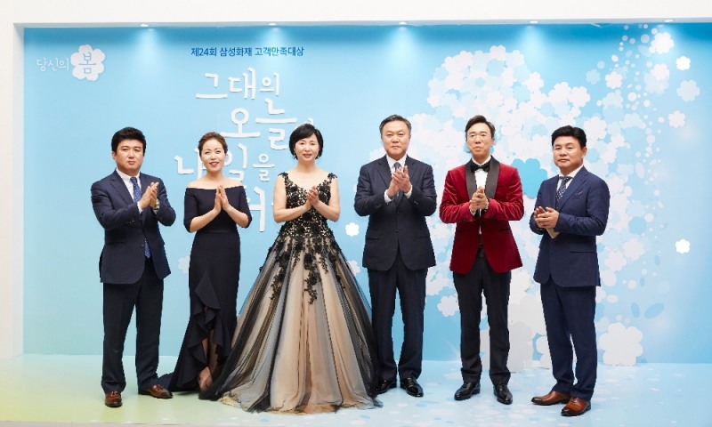 △삼성화재 2018 고객만족대상 시상식에 참석한 최영무 삼성화재 사장(우측에서부터 세 번째)과 수상자들이 기념촬영을 하고 있다. / 사진=삼성화재