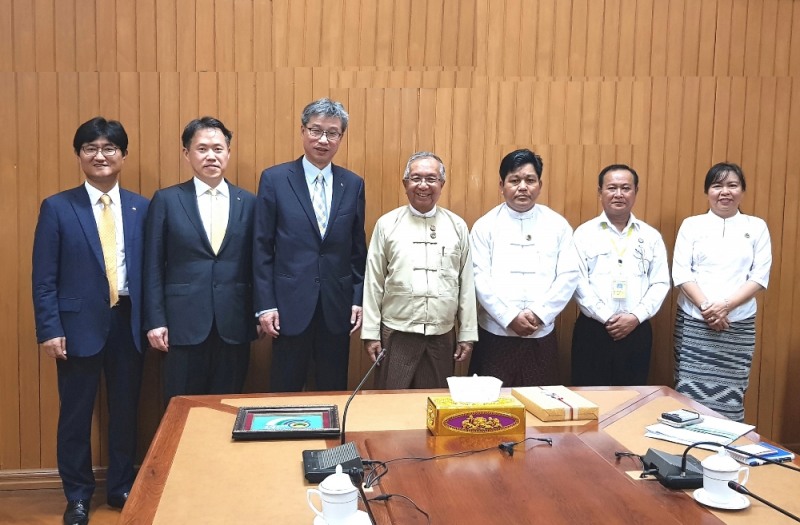 △(좌로부터) 김창우 KB국민은행 양곤사무소장, 박재홍 KB국민은행 글로벌사업본부 전무, 허인 KB국민은행장, 우한져(H.E  U Han Zaw) 미얀마 건설부장관, 우민테인(U Min Htein) 미얀마 주택건설국 국장/ 사진제공=KB국민은행