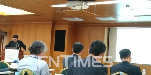 한국금융학회가 5일 서울 명동 은행회관에서 '금융회사 기업지배구조'를 주제로 개최한 춘계 정책심포지엄에서 윤창현 서울시립대 교수가 발언하고 있다.