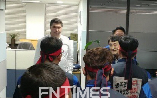 카허 카젬 한국지엠 사장이 사장실로 난입한 노조원들과 대치하고 있다. 사진=한국지엠.
