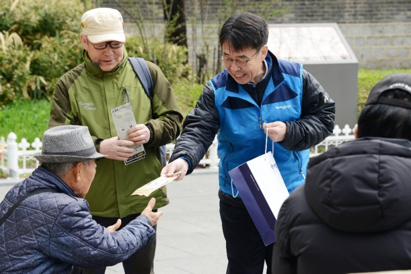 △서민금융진흥원 김윤영 원장과 임직원들이 6일 서울 종로구 탑골공원 일대에서 저소득 취약계층을 대상으로 미세먼지 마스크를 배포하고 있다./사진=서민금융진흥원