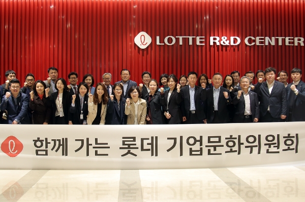 황각규 롯데지주 부회장(뒷줄 맨 좌측부터 일곱번째)과 임직원들이 지난 5일 서울 마곡 롯데 중앙연구소에서 기업문화위원회 3차 정기회의를 열고 기념촬영을 하고 있다. 롯데 제공