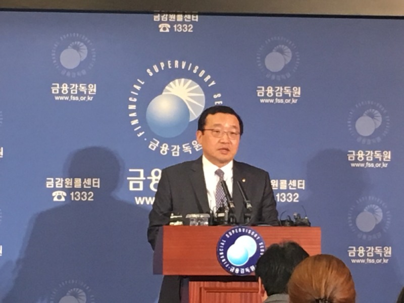 원승연 금감원 부원장이 9일 '삼성증권의 배당 착오 입력 사고에 대한 대응방안' 브리핑에서 발언을 하고 있다.