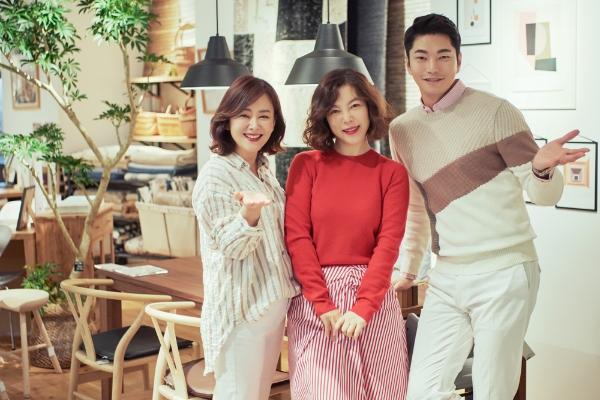 (좌측부터) 강연희 쇼호스트, 방송인 최화정, 이민웅 쇼호스트. CJ오쇼핑 제공