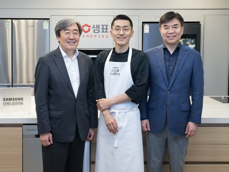 △(왼쪽부터) 박진선 샘표 대표이사, 강민구 셰프, 김현석 삼성전자 사장