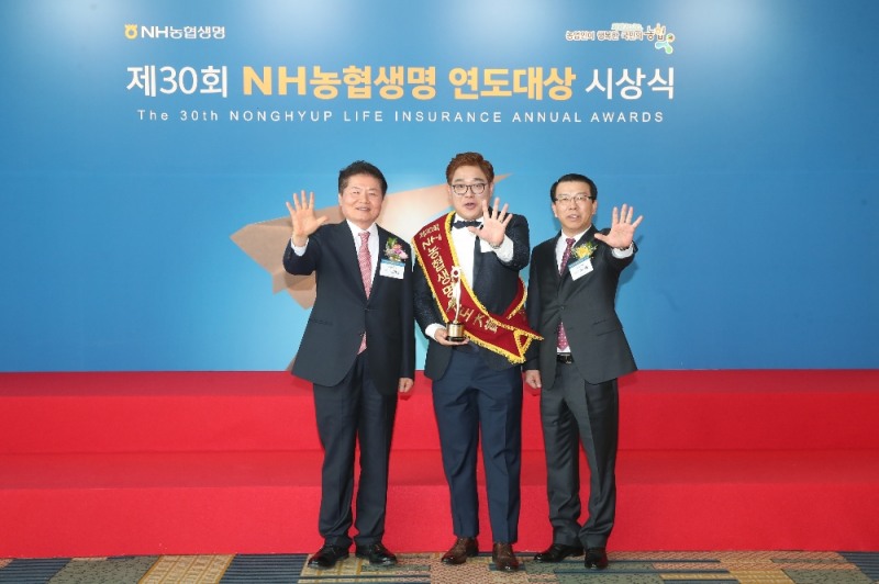 △김병원 농협중앙회장(왼쪽)이 대상수상자와 함께 농가소득 5000만 원, 보장자산 5000만 원 달성을 위한 퍼포먼스를 펼치고 있다. / 사진=NH농협생명