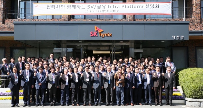△SK하이닉스 ‘SV 및 공유인프라 플랫폼 설명회’에 참석한 40여개 협력사 관계자들이 기념사진을 찍고 있다 / 사진=SK하이닉스