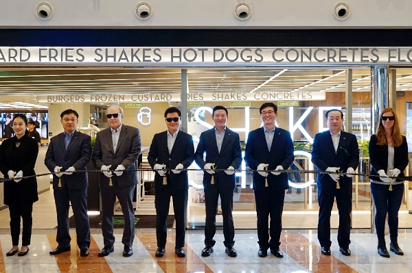 (좌측부터) 데이비드 고삭 주한미국대사관 상무공사, 박주형 센트럴시티 대표, 허희수 SPC그룹 부사장, 권인태 파리크라상 대표이사 등 관계자들이 12일 서울 반포 센트럴시티에 위치한 쉐이크쉑 7호점 개점 행사에서 테이프 커팅식을 진행하고 있다. SPC 제공
