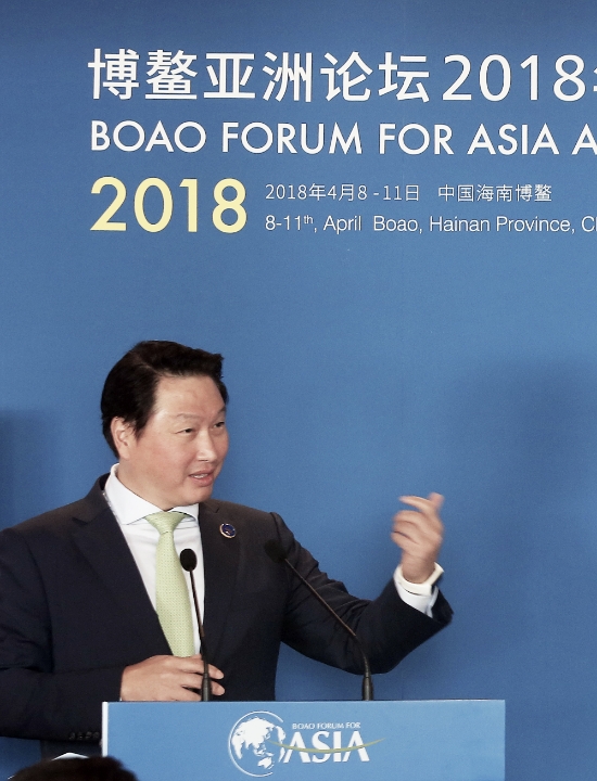 9일 최태원 SK회장이 중국 하이난다오 BFA호텔에서 열린 보아오포럼의 '격변기 기업의 새로운 역할'을 주제로 한 조찬 포럼에서 강연하고 있다. 사진=SK그룹.