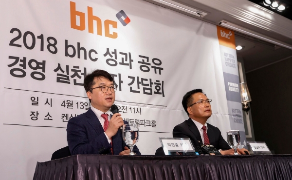 지난 4월 서울 여의도 켄싱턴호텔에서 열린 bhc 성과공유 경영실천 기자간담회에서 박현종 bhc 회장(좌)이 질문에 답하고 있다. /사진제공=bhc