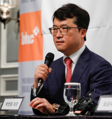 13일 서울 여의도 켄싱턴호텔에서 열린 기자간담회에서 박현종 bhc 회장이 질문에 답하고 있다. bhc 제공