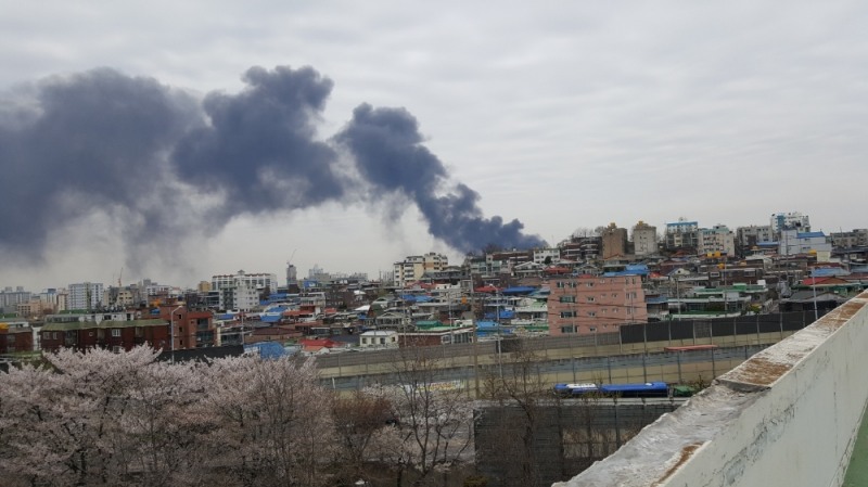 △화재가 발생한 인천 공장 단지에서 검은 연기가 피어오르고 있다. / 사진=독자 제공