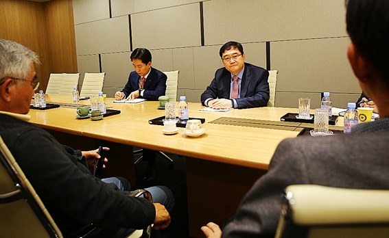 ▲ 구성훈 삼성증권 대표가 지난 11일 서울 강남구 삼성타운금융센터에서 열린 ‘배당사고 관련 고객 및 투자자 간담회’에서 피해자들을 만나 대화하고 있다.