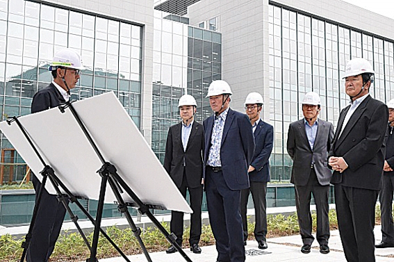 ▲ 지난해 9월 구본무 LG 회장이 LG사이언스파크 마무리 건설 현장을 점검하는 모습. 사진 = LG