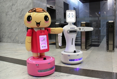 롯데제과 양평동 사옥에서 인공지능(AI) 로봇 쵸니봇과 스윗봇이 안내를 하고 있는 모습. 롯데제과 제공 