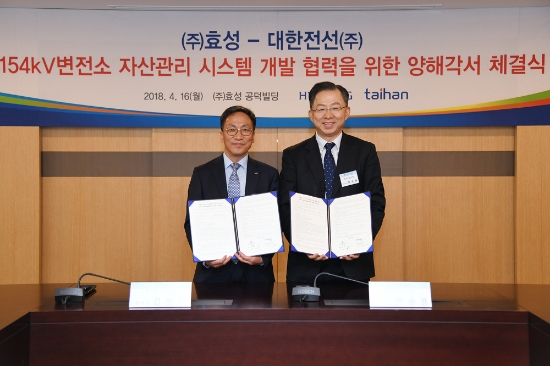 16일 박승용(오른쪽) 효성 중공업연구소장과 김윤수(왼쪽) 대한전선 부사장이 서울시 마포구 공덕동 효성 본사에서 변전소 자산관리 시스템 개발 협력을 위한 양해각서를 체결했다. 사진=효성.