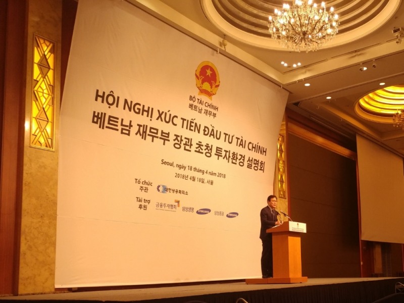 최종구 금융위원장이 18일 서울 명동 롯데호텔에서 열린 베트남 재무부 장관 초청 투자환경 설명회에서 축사를 하고 있다.