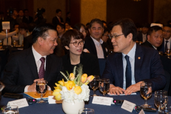 최종구 금융위원장(오른쪽)과 딩 띠엔 중(Ding Tein Dung) 베트남 재무부 장관(왼쪽)이 18일 투자설명회에 앞서 대화를 하고 있다. / 사진제공= 금융위원회 
