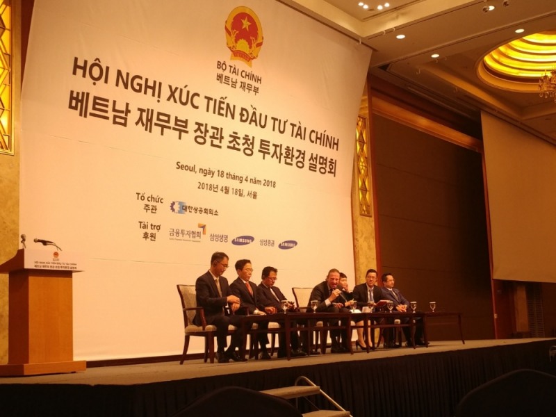18일 서울 명동에서 열린 ‘베트남 재무부 장관 초청 투자환경 설명회’에서 신동민 신한은행 베트남법인장(왼쪽 맨 끝), 이창목 NH투자증권 리서치센터장(왼쪽에서 두 번째) 등 한국 금융사 관계자들과 딩 수언 끄엉(Dinh Xuan Cuong) 안팟홀딩스(An Phat Holdings) 대표(오른쪽 맨 끝) 등 베트남 국영기업 대표들이 토론을 진행하고 있다.