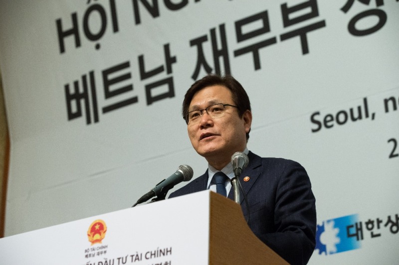 최종구 금융위원장이 18일 ‘베트남 재무부 장관 초청 투자환경 설명회’에서 축사를 하고 있다.