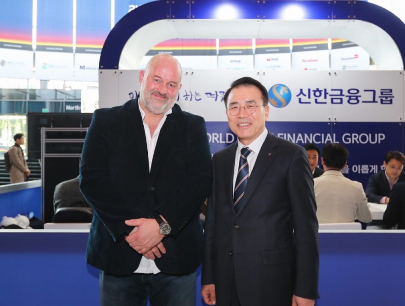 조용병 신한금융그룹 회장은 18일 오후 서울 삼성동 코엑스에서 진행된 아마존 서울 써밋을 방문해 아마존의 주요 임원들과 양사간 협력 확대 방안을 논의했다. 이날 행사에서 신한금융그룹 조용병 회장(사진 오른쪽)과 아마존 기술 최고 책임자(CTO) 버너 보겔스 박사가 기념 촬영을 하고 있다. / 사진= 신한금융지주