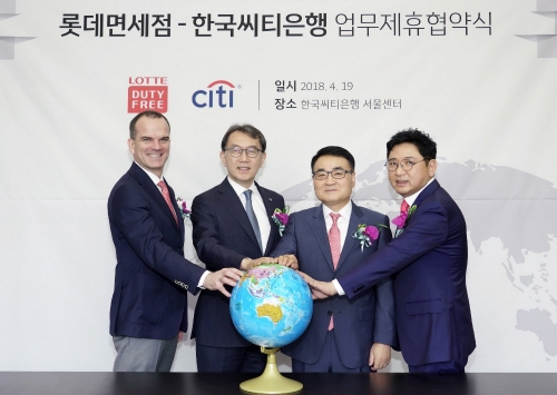 장선욱 롯데면세점 대표이사(우측에서 두번째)와 박진회 한국씨티은행 은행장(좌측에서 두번째) 등 관계자들이 19일 서울 종로구 씨티은행 서울센터에서 업무제휴 협약식을 맺고 기념촬영을 하고 있다. 롯데면세점 제공