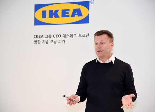 예스페르 브로딘 이케아그룹 CEO가 19일 이케아 고양점에서 열린 기자간담회에서 질문에 답하고 있다. 이케아코리아 제공